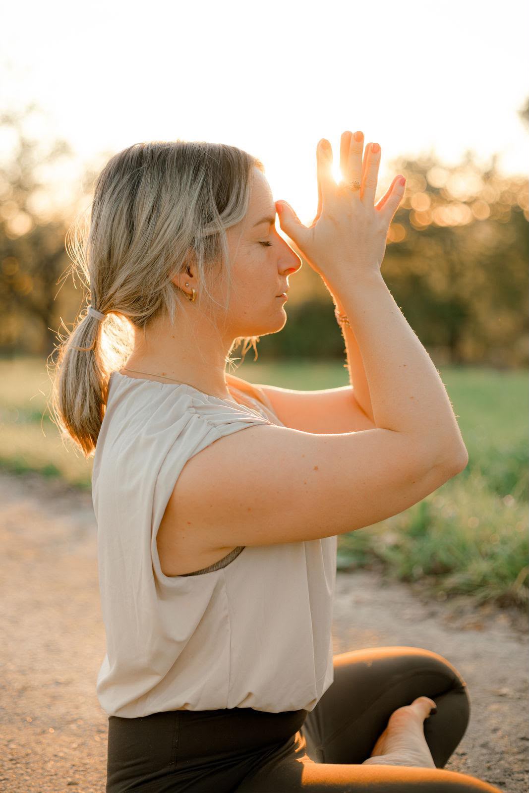Yoga-Trainerin bei einer Atemübung